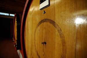 LA CANTINA - PARTICOLARE DI BOTTE IN ROVERE.jpg